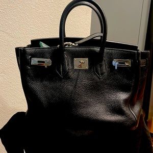 Basi made in Italy. Black leather handbag. Looks like a Herme bag
